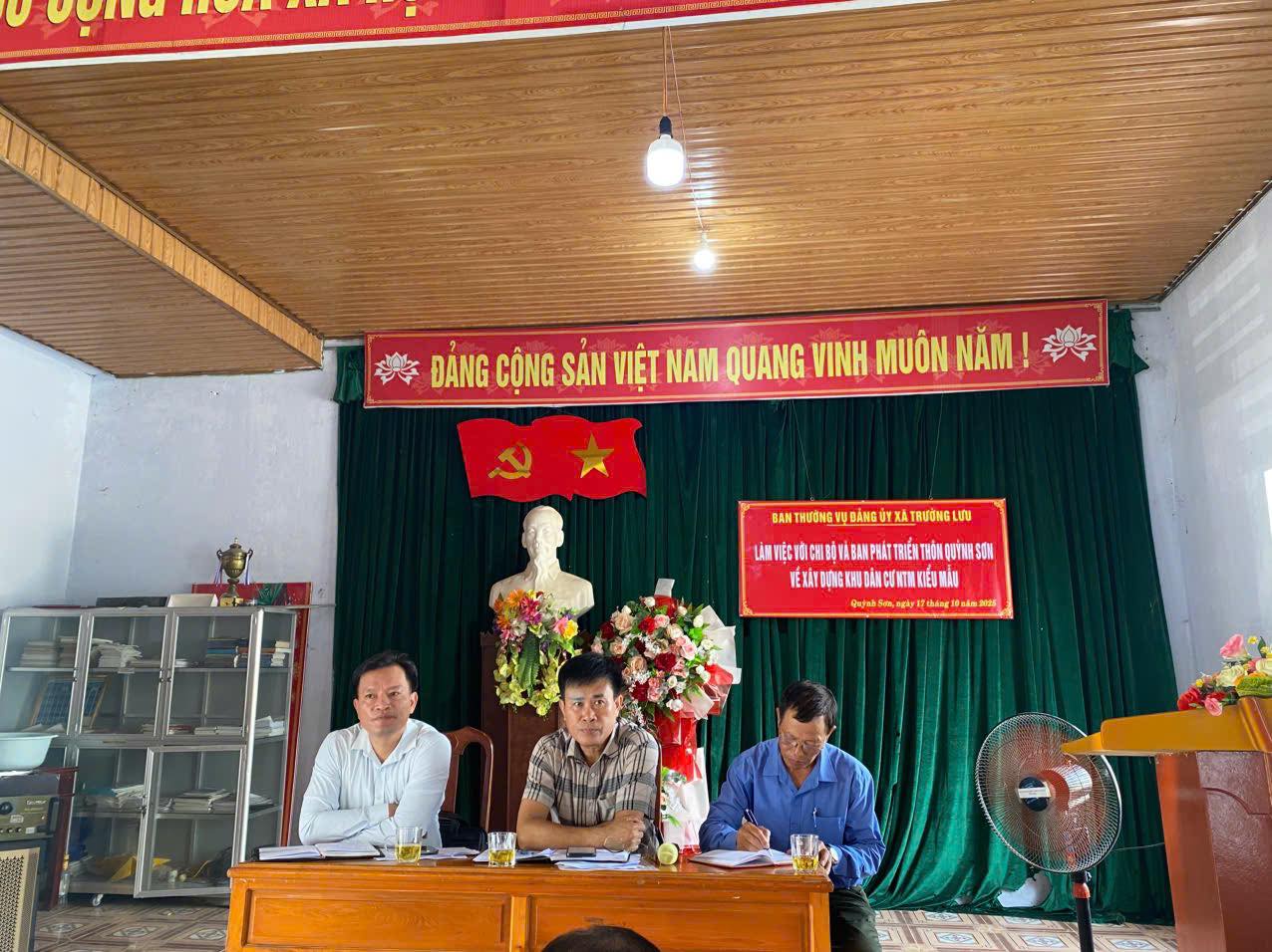 Thường trực Đảng ủy xã Trường Lưu làm việc với chi bộ thôn Quỳnh Sơn về định hướng nhiệm vụ trọng tâm thời gian tới.