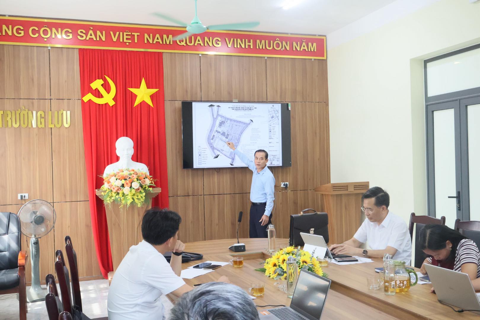 xã Trường Lưu tổ chức buổi làm việc với dòng họ Nguyễn Huy về kế hoạch xây dựng Trường học Phúc Giang và công tác bảo tồn, phát huy các giá trị di sản văn hóa làng Trường Lưu