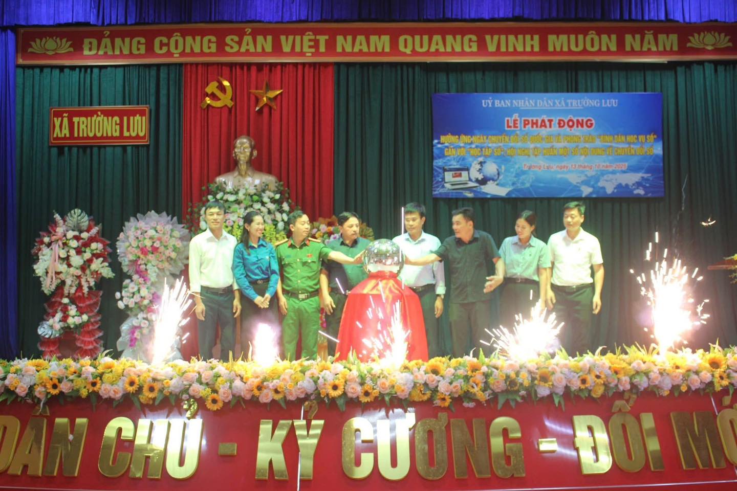 Xã Trường Lưu phát động hưởng ứng Ngày Chuyển đổi số Quốc gia, phong trào “Bình dân học vụ số” gắn với “Học tập số"; tập huấn một số nội dung về chuyển đổi số.