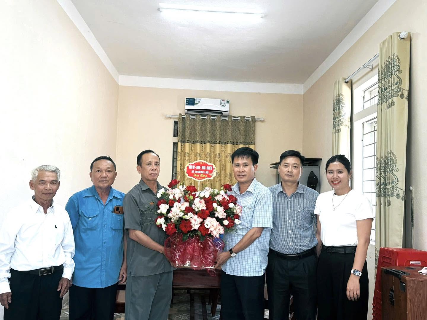Lãnh đạo xã Trường Lưu chúc mừng ngày truyền thống Người cao tuổi Việt Nam