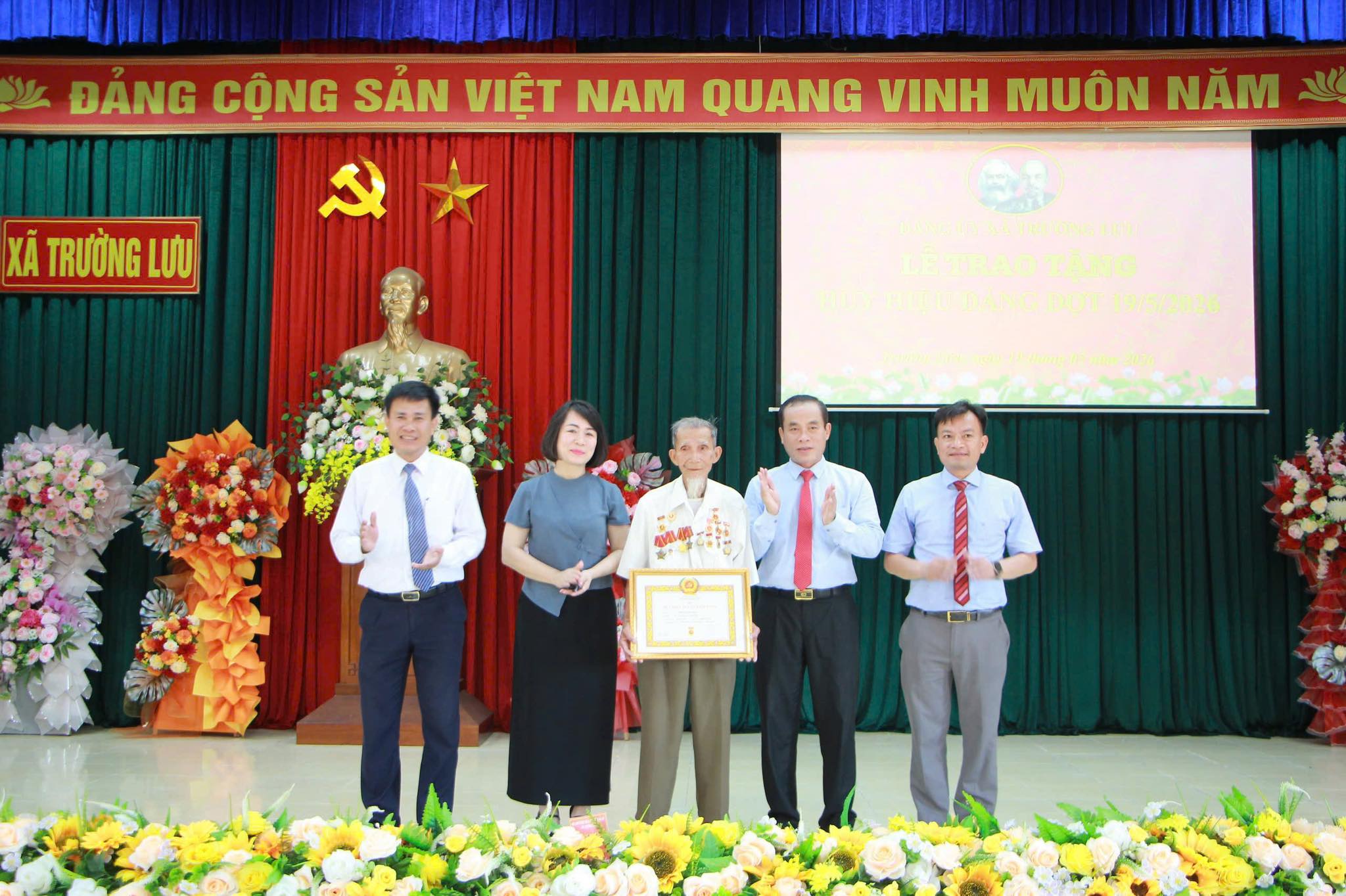 Trang trọng tổ chức Lễ trao tặng Huy hiệu Đảng đợt 19/5/2026 tại xã Trường Lưu