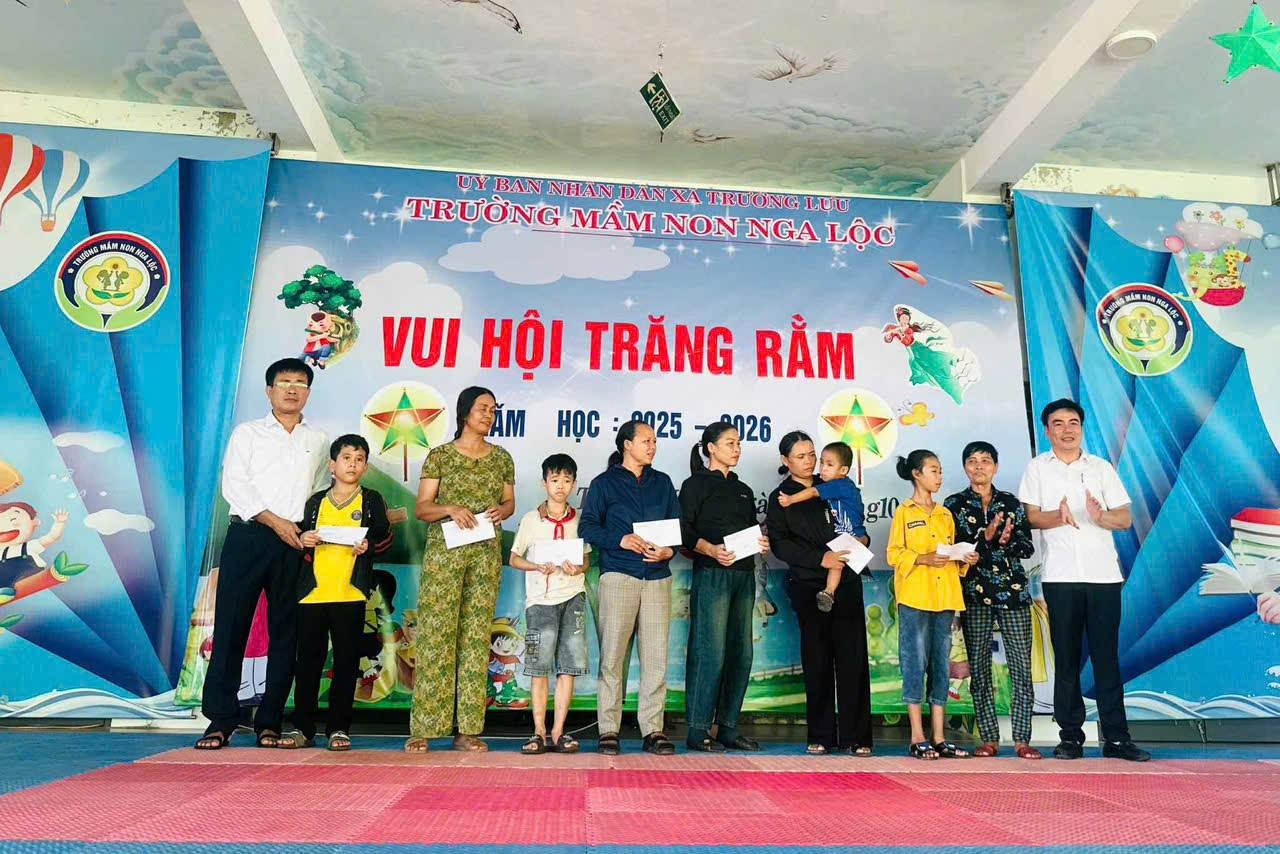 Xã Trường Lưu tổ chức “Vui hội trăng rằm” điểm tại Trường Mầm non Nga Lộc; tặng quà cho các e thiếu nhi có hoàn cảnh khó khăn