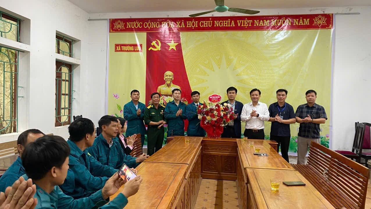 Lãnh đạo xã Trường Lưu chúc mừng Ban Chỉ huy Quân sự xã