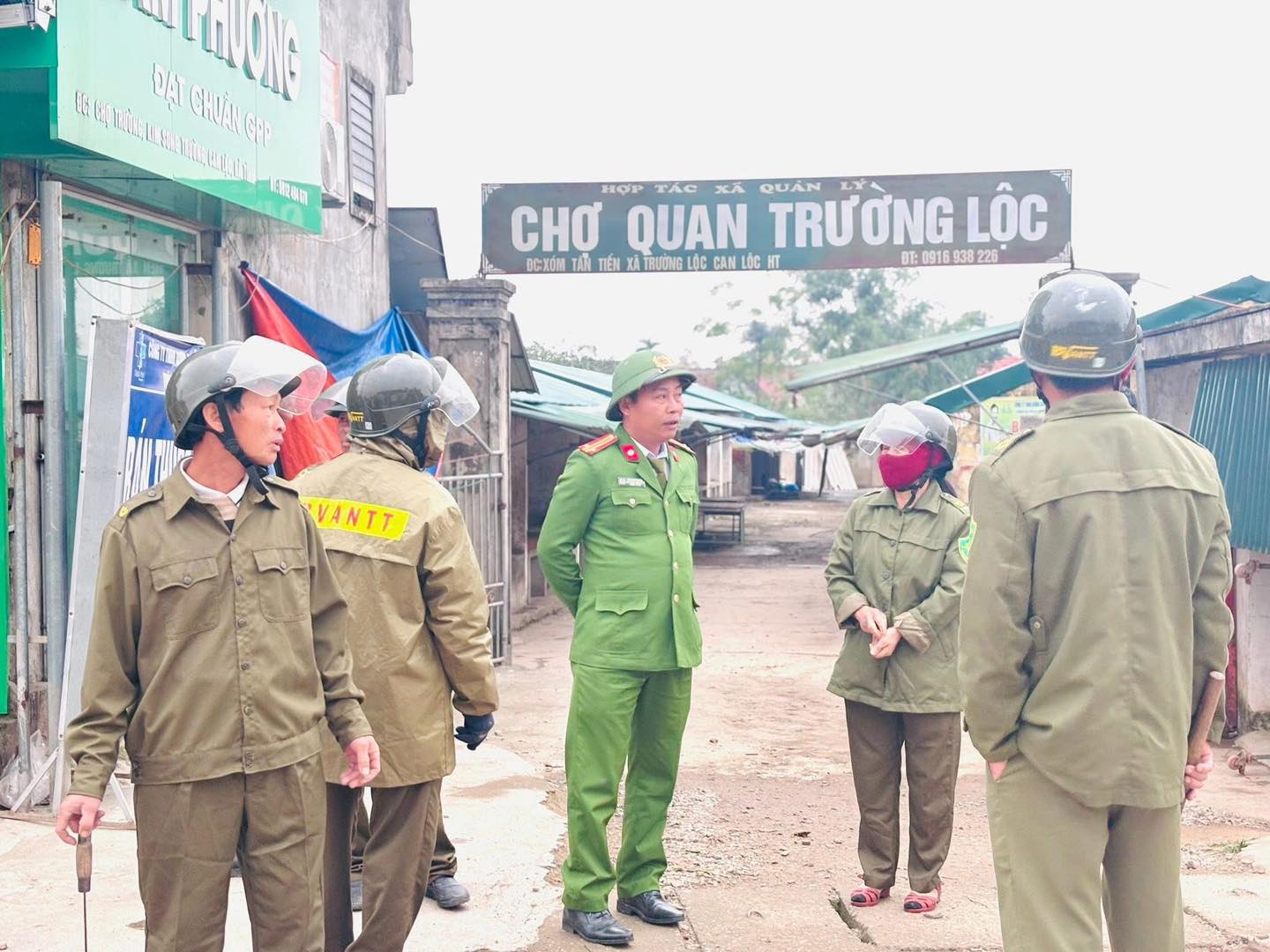 Ra quân giải tỏa hàng lang an toàn giao thông