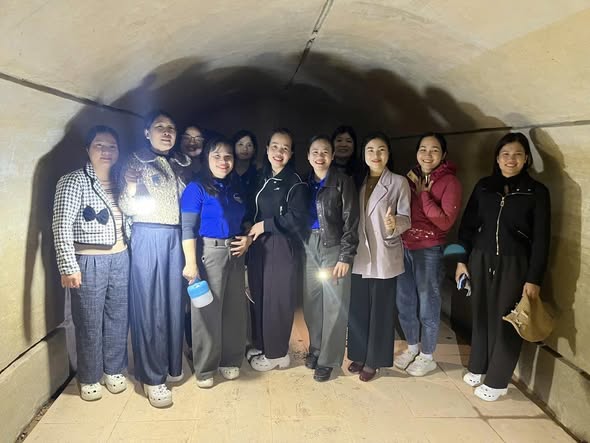 Cán bộ, giáo viên trường Mầm non Kim Song Trường lao động tại di tích địa đạo Phượng Sơn và tổ chức tham quan, học tập trải nghiệm di sản Văn Hóa