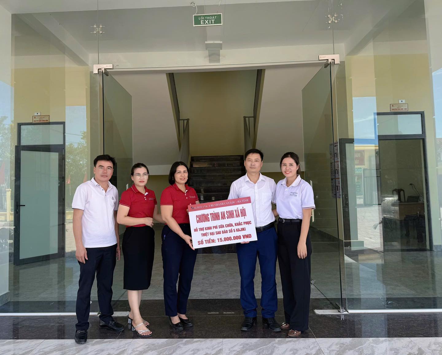 Agribank Chi nhánh Can Lộc trao hỗ trợ cho hộ nghèo, cận nghèo khắc phục hậu quả bão số 5