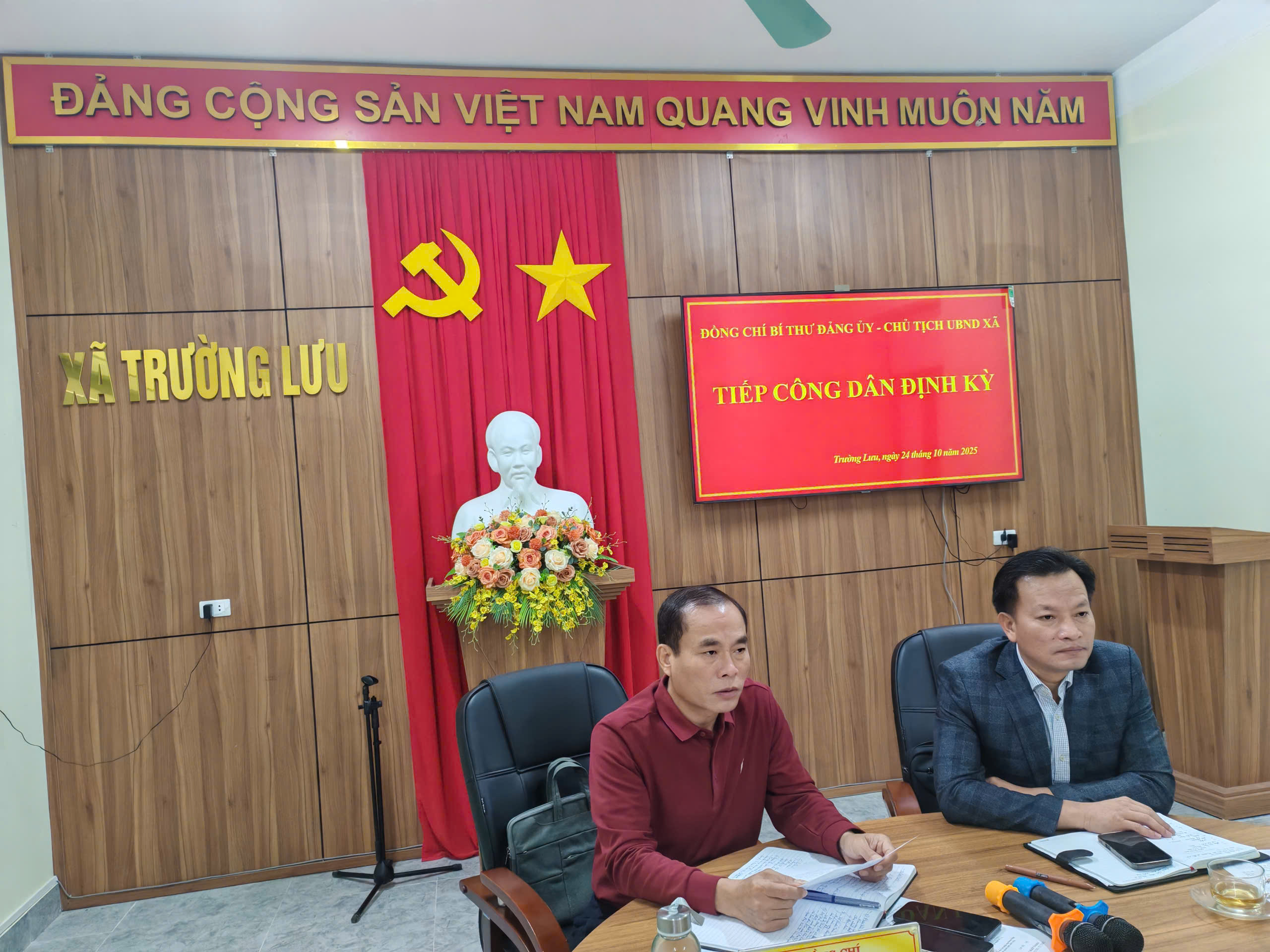 Đồng chí Bí thư Đảng ủy, Chủ tịch UBND xã tiếp công dân định kỳ