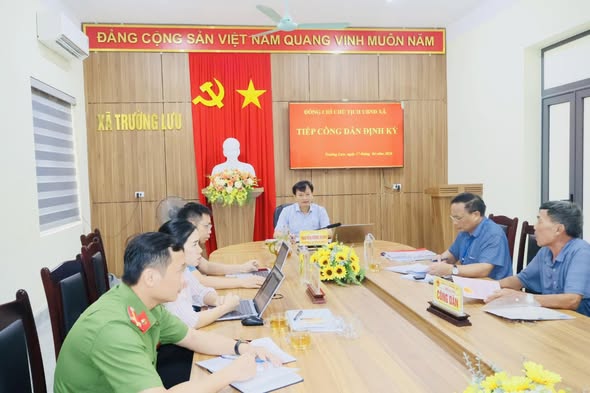 Đồng chí chủ tịch UBND xã tiếp công dân định kỳ