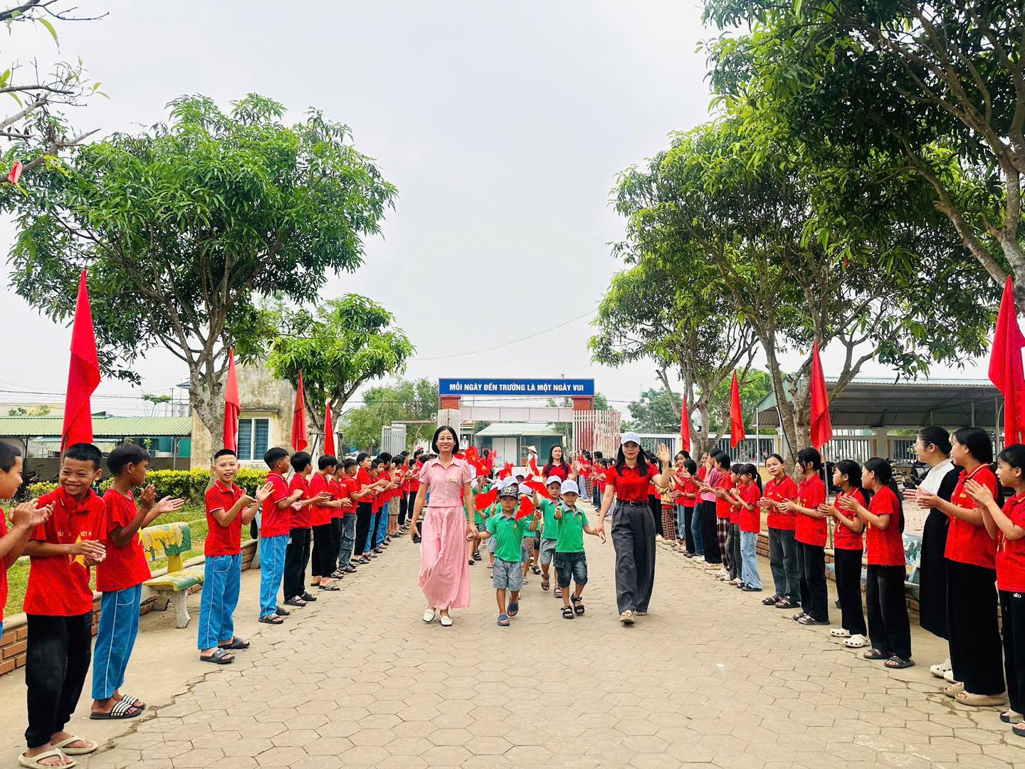 Sáng nay, ngày 07/5/2026, Trường Mầm non Phú Lộc đã tổ chức cho các bé khối 5 tuổi tham quan và trải nghiệm tại Trường Tiểu học Phú Lộc.   