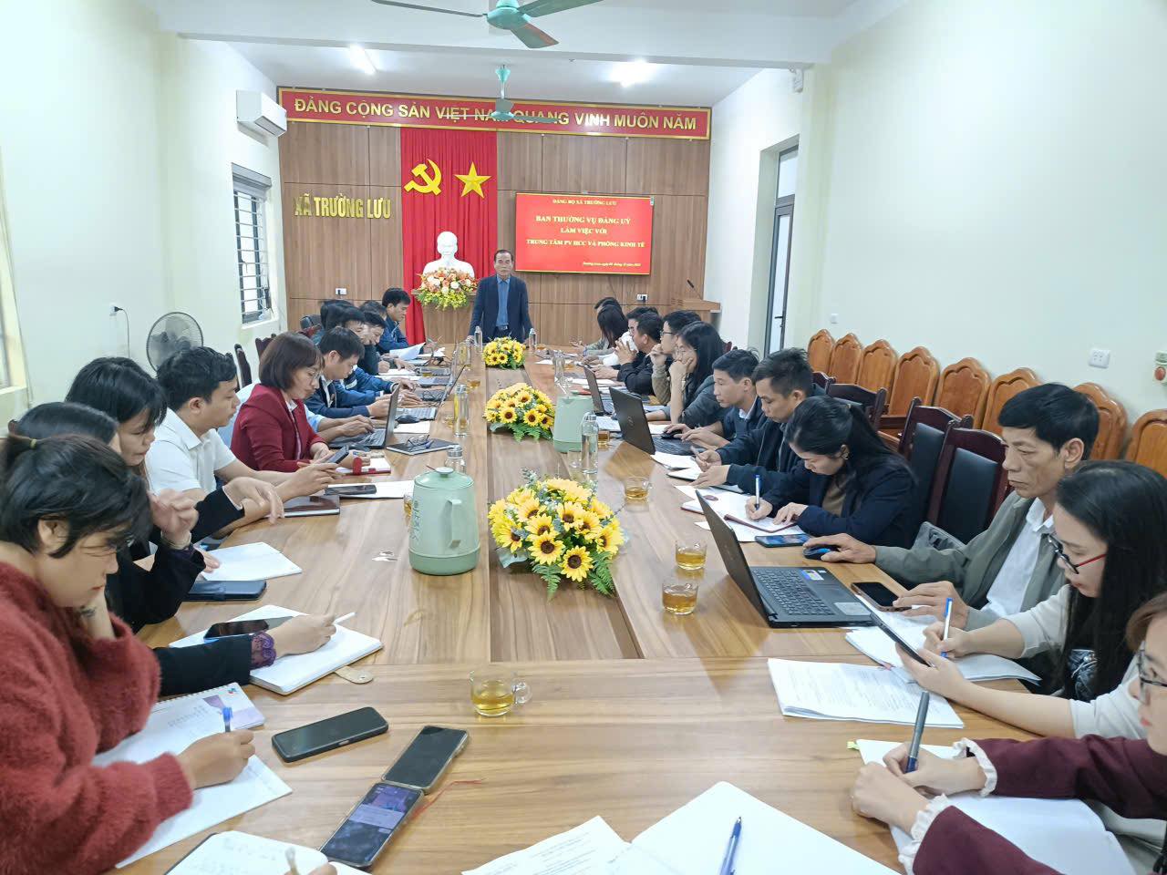 Thường vụ Đảng ủy làm việc với trung tâm phục vụ hành chính công và phòng kinh tế.