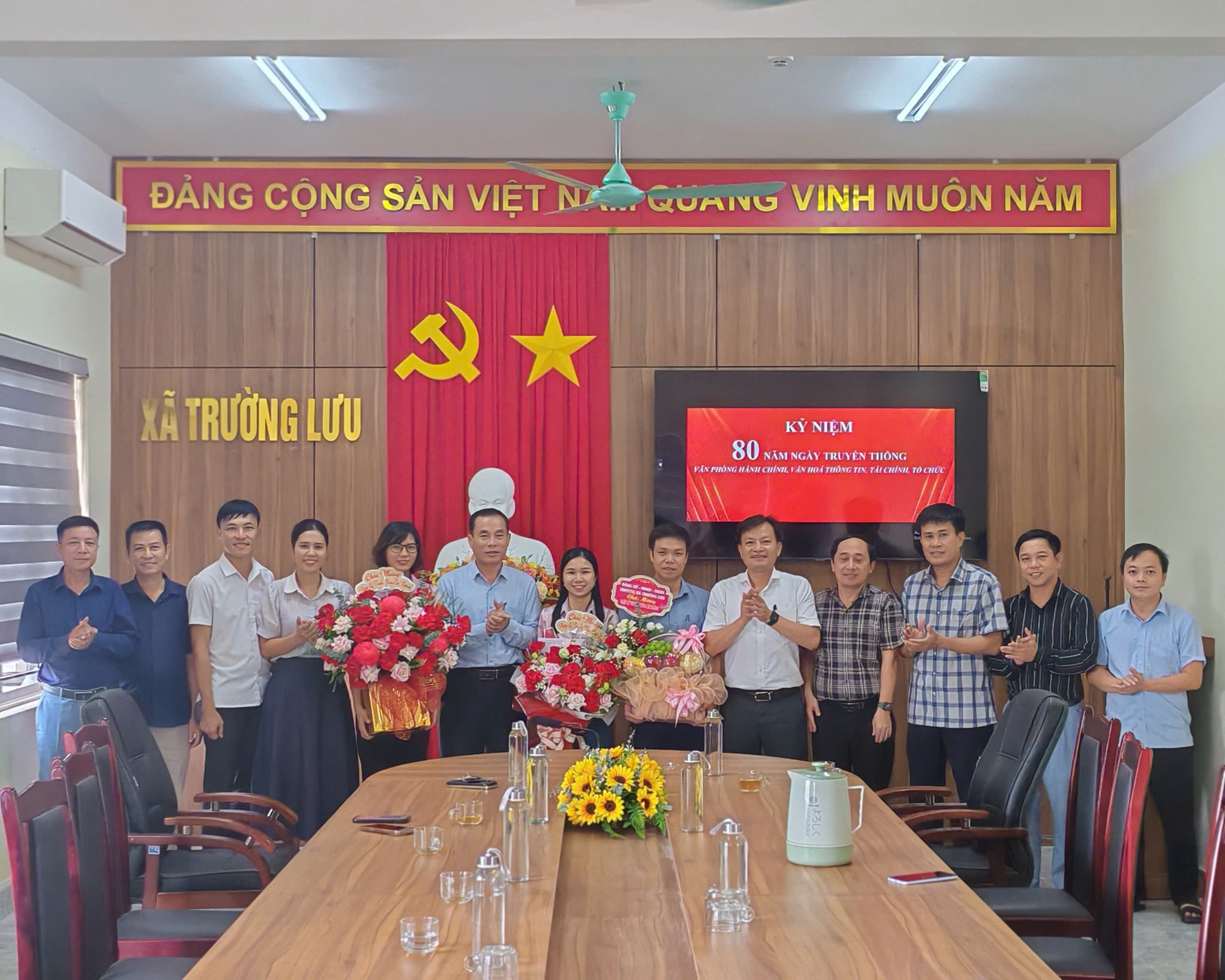 Lãnh đạo Đảng ủy, Chính quyền xã Trường Lưu tặng hoa chúc mừng kỷ niệm 80 năm Ngày Truyền thống các ngành Văn phòng, Kinh tế, Văn hóa – Xã hội (28/8/1945 – 28/8/2025)