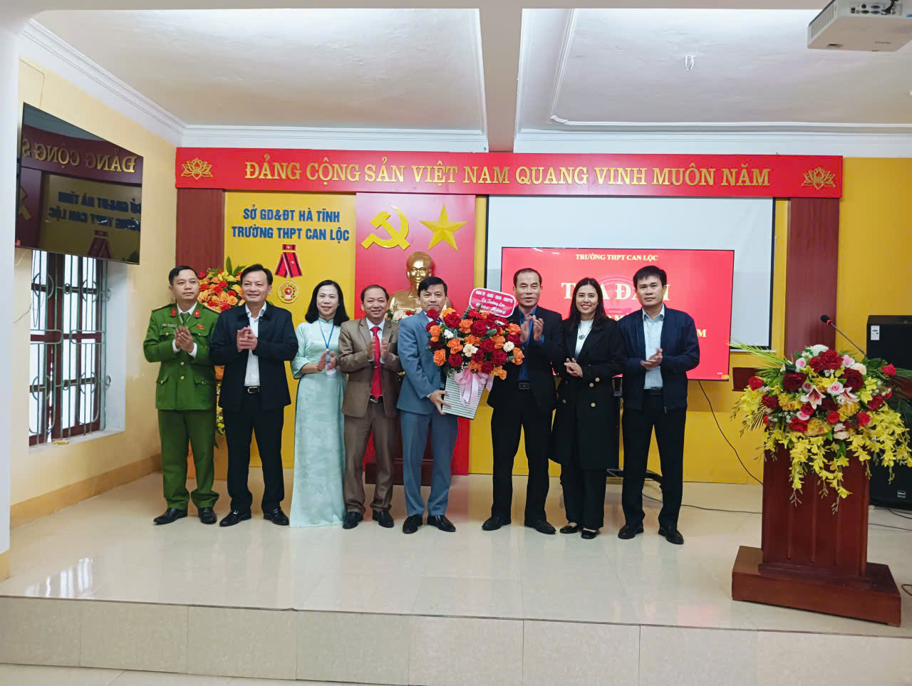 Lãnh đạo xã Trường Lưu đến tặng hoa, chúc mừng ngày nhà giáo Việt Nam 20/11