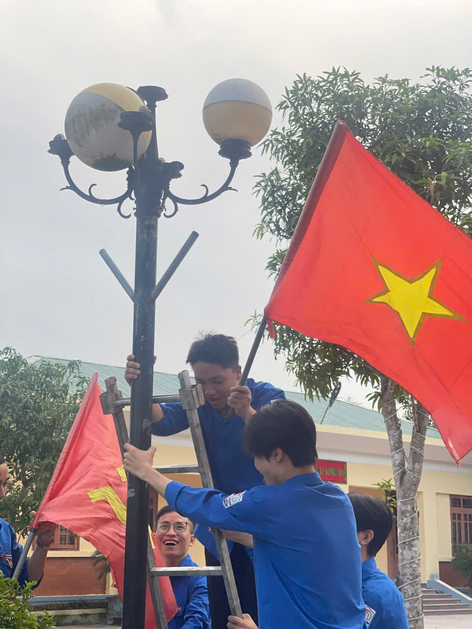 Đoàn Thanh niên xã Trường Lưu hưởng ứng ngày chủ nhật xanh toàn quốc lần hứ VI & chiến dịch "Làm cho thế giới sạch hơn" năm 2025
