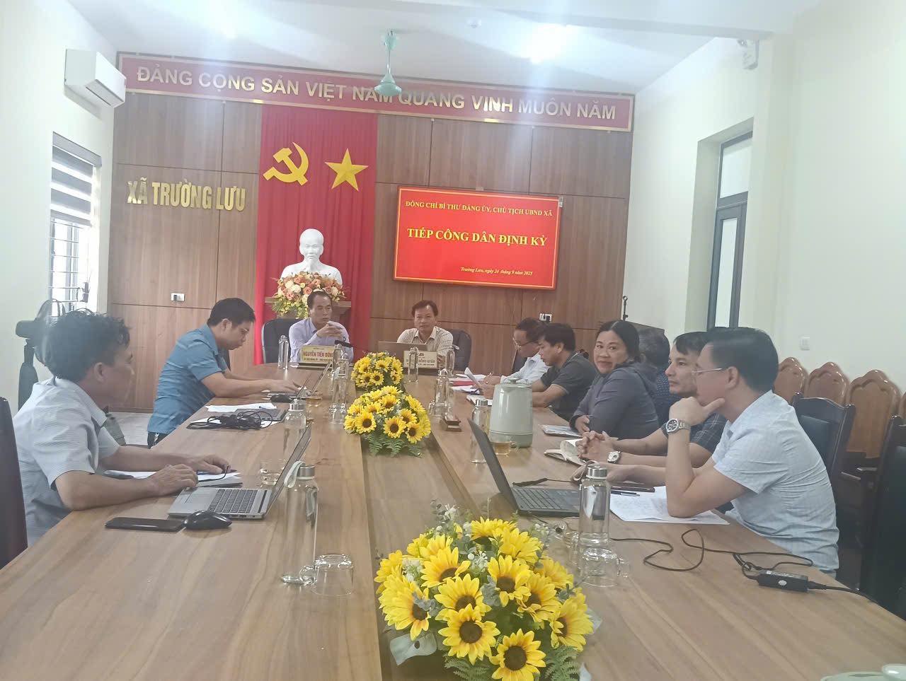Đồng chí Bí thư Đảng ủy, Chủ tịch ủy ban nhân dân xã tiếp công dân định kỳ