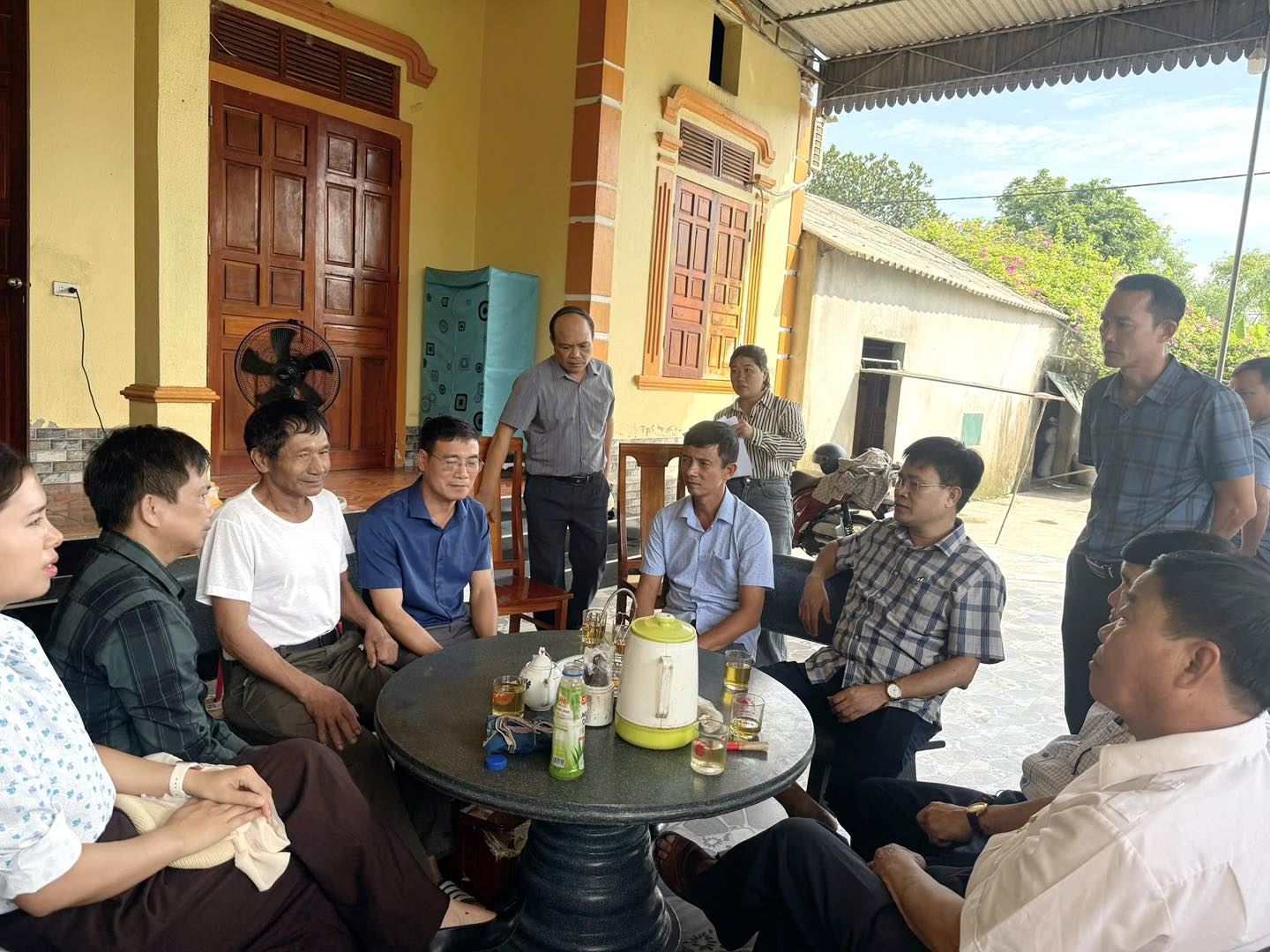 Lãnh đạo xã Trường Lưu thăm hỏi, động viên các hộ dân có bò bị sét đánh chết