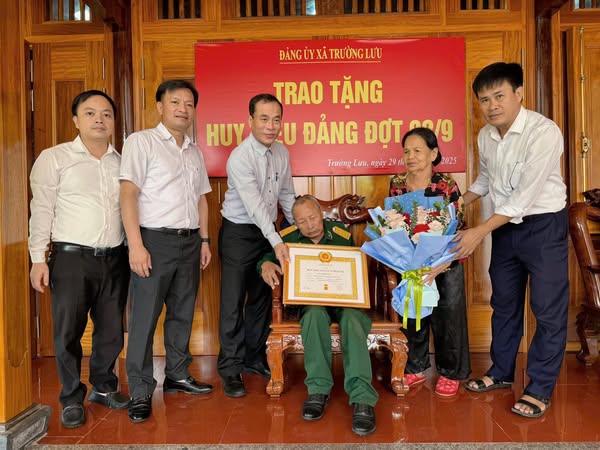 Ban Thường vụ Đảng ủy Trường Lưu tổ chức trao Huy hiệu Đảng tại nhà đợt 2/9/2025