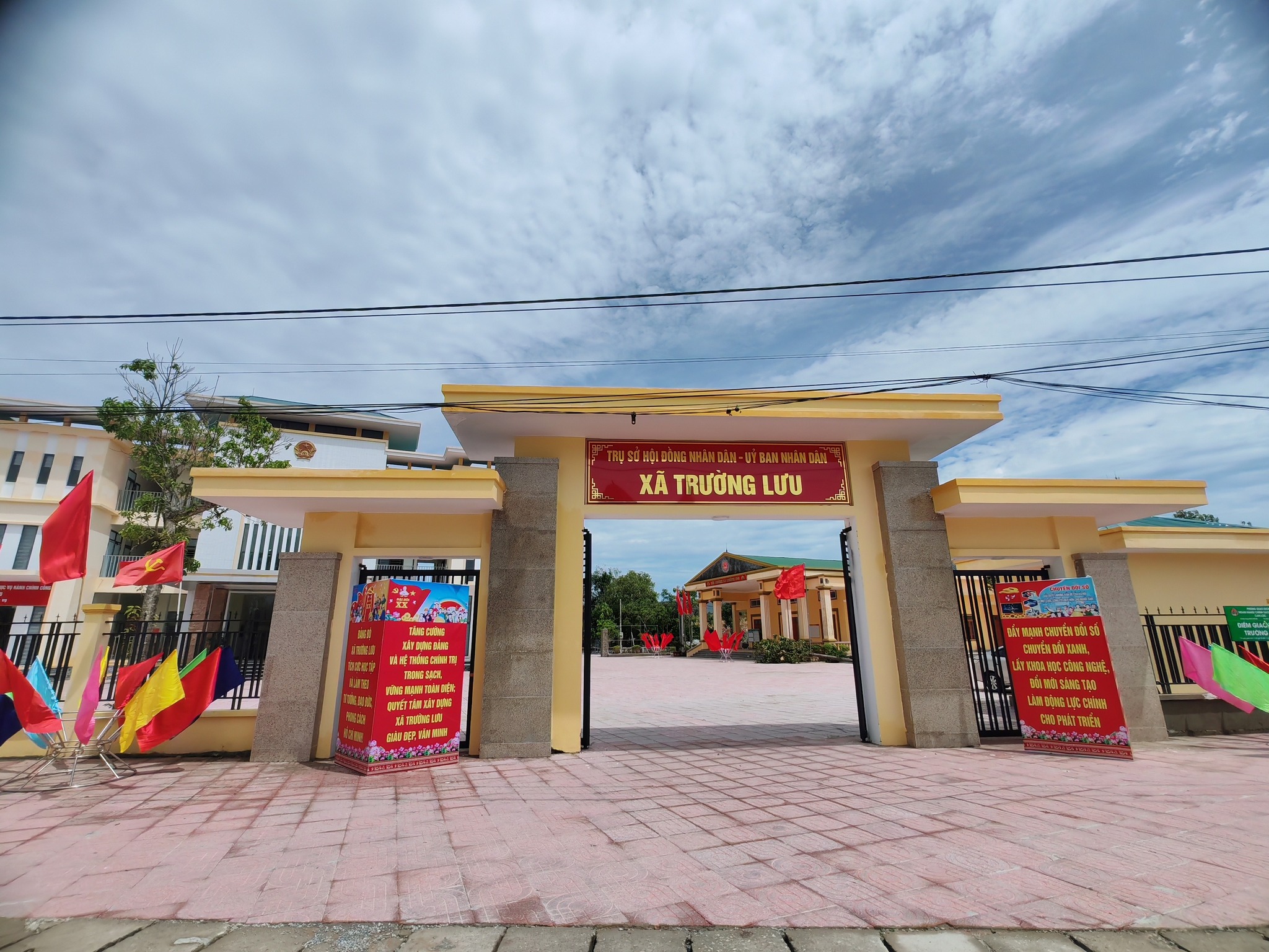 xã Trường Lưu khẩn trương khắc phục hậu quả bão số 10 gắn với công tác tuyên truyền Đại hội Đảng bộ tỉnh Hà Tĩnh lần thứ XX