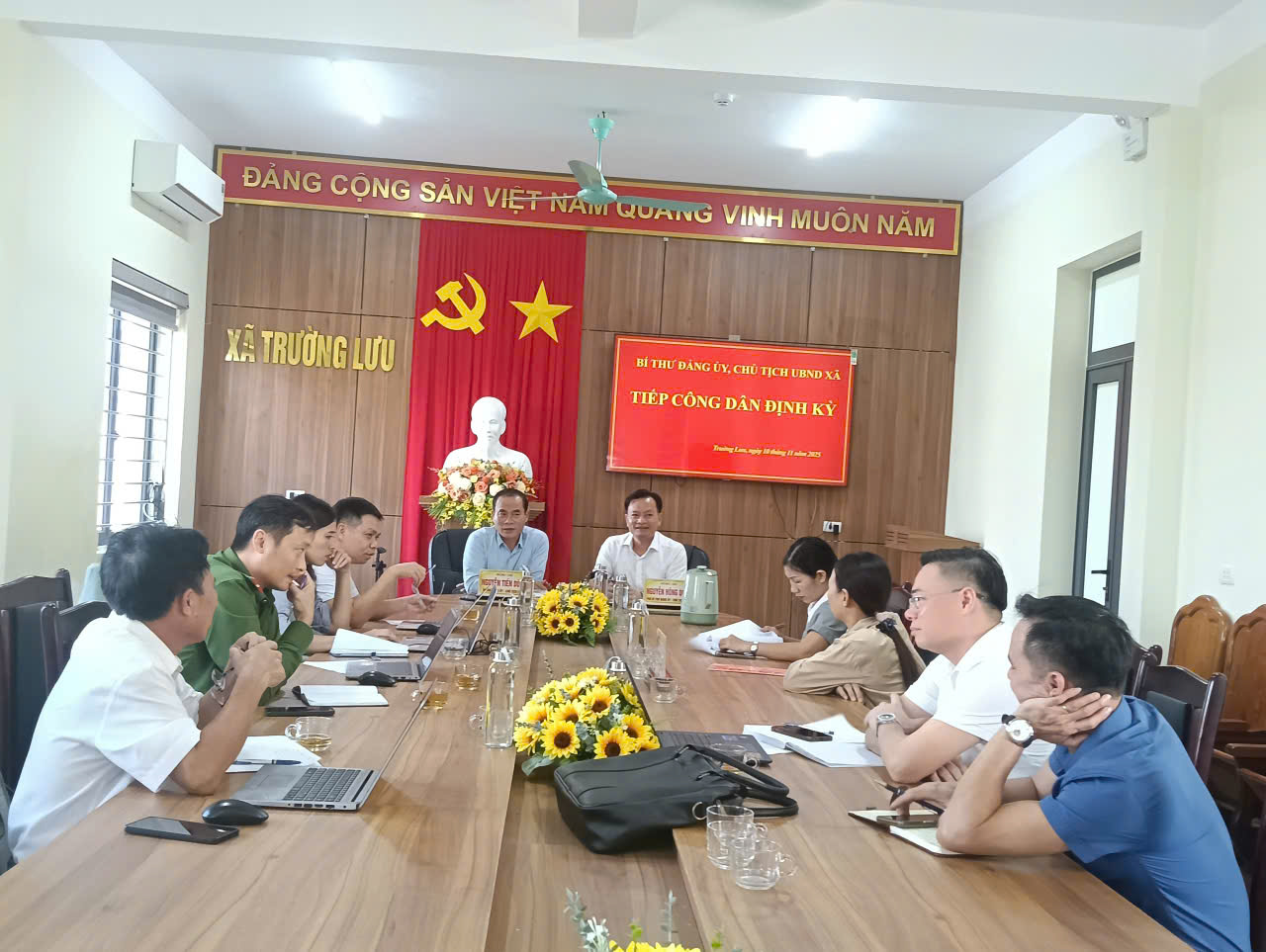 Bí thư Đảng ủy, Chủ tịch UBND xã Trường Lưu tiếp công dân định kỳ tháng 11