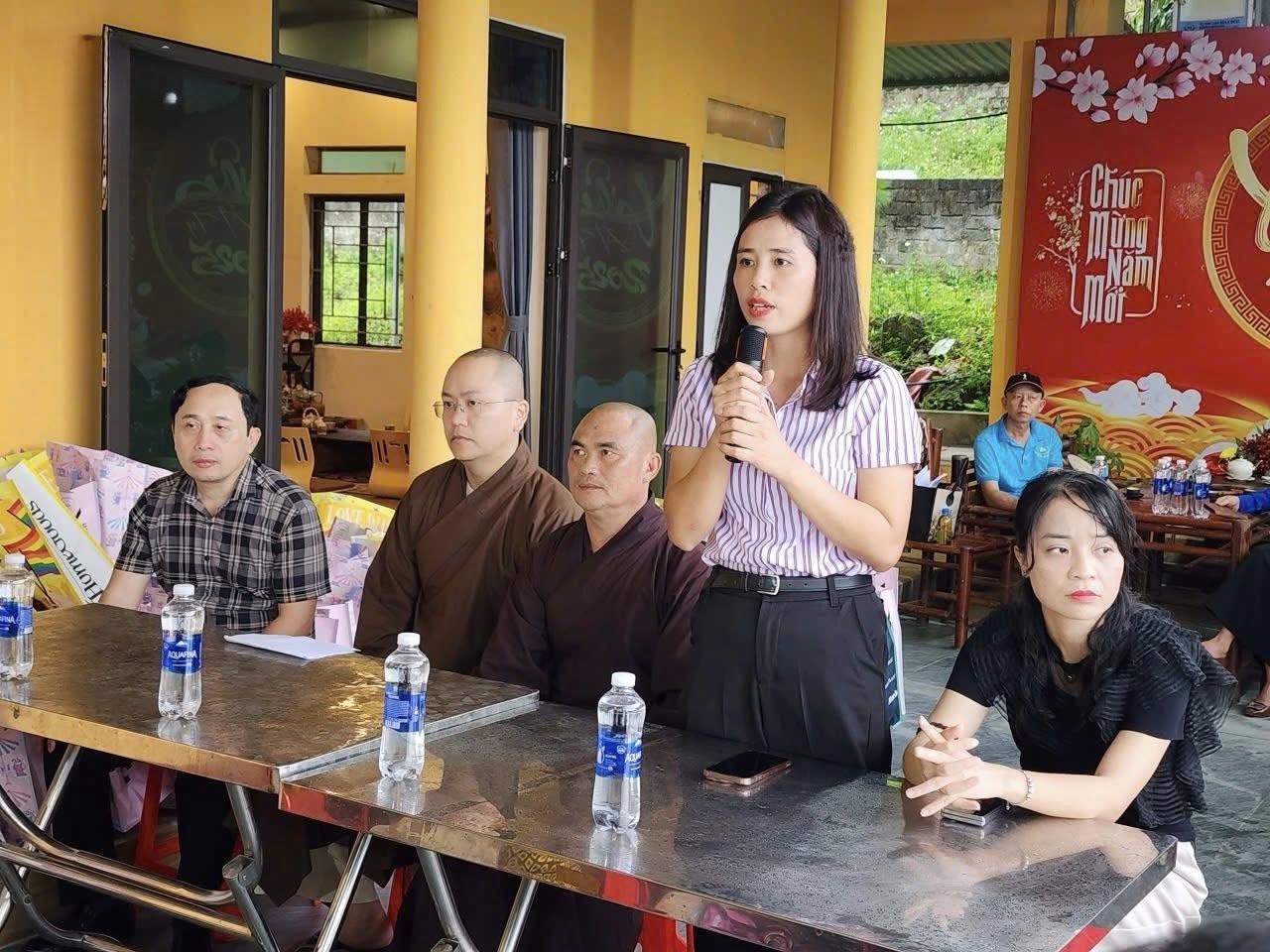 Trao quà cho hộ nghèo, hộ có hoàn cảnh đặc biệt khó khăn trên địa bàn xã Trường Lưu