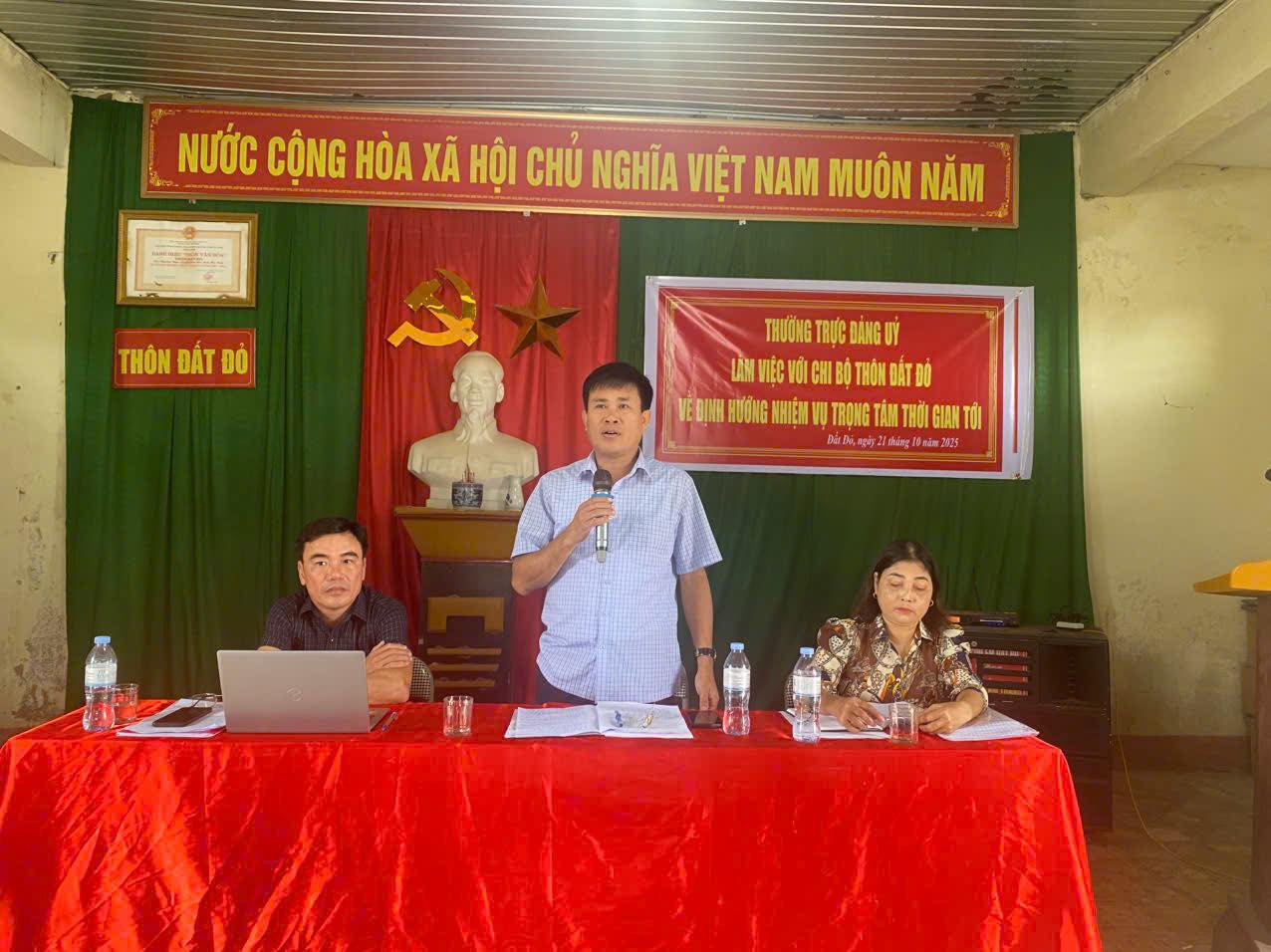 Thường trực Đảng ủy xã Trường Lưu làm việc với Chi bộ thôn Đất Đỏ về định hướng nhiệm vụ trọng tâm thời gian tới