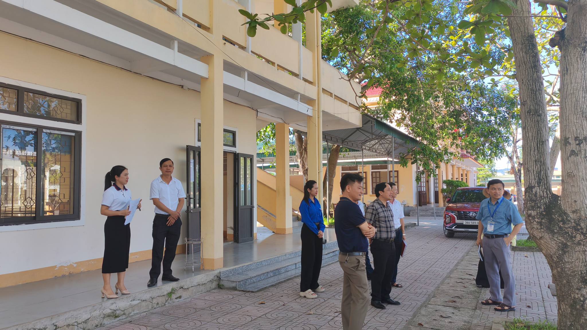 Chủ tịch UBND xã Nguyễn Hồng Quân kiểm tra công tác chuẩn bị các điều kiện cơ sở vật chất phục vụ kỳ thi trên địa bàn.