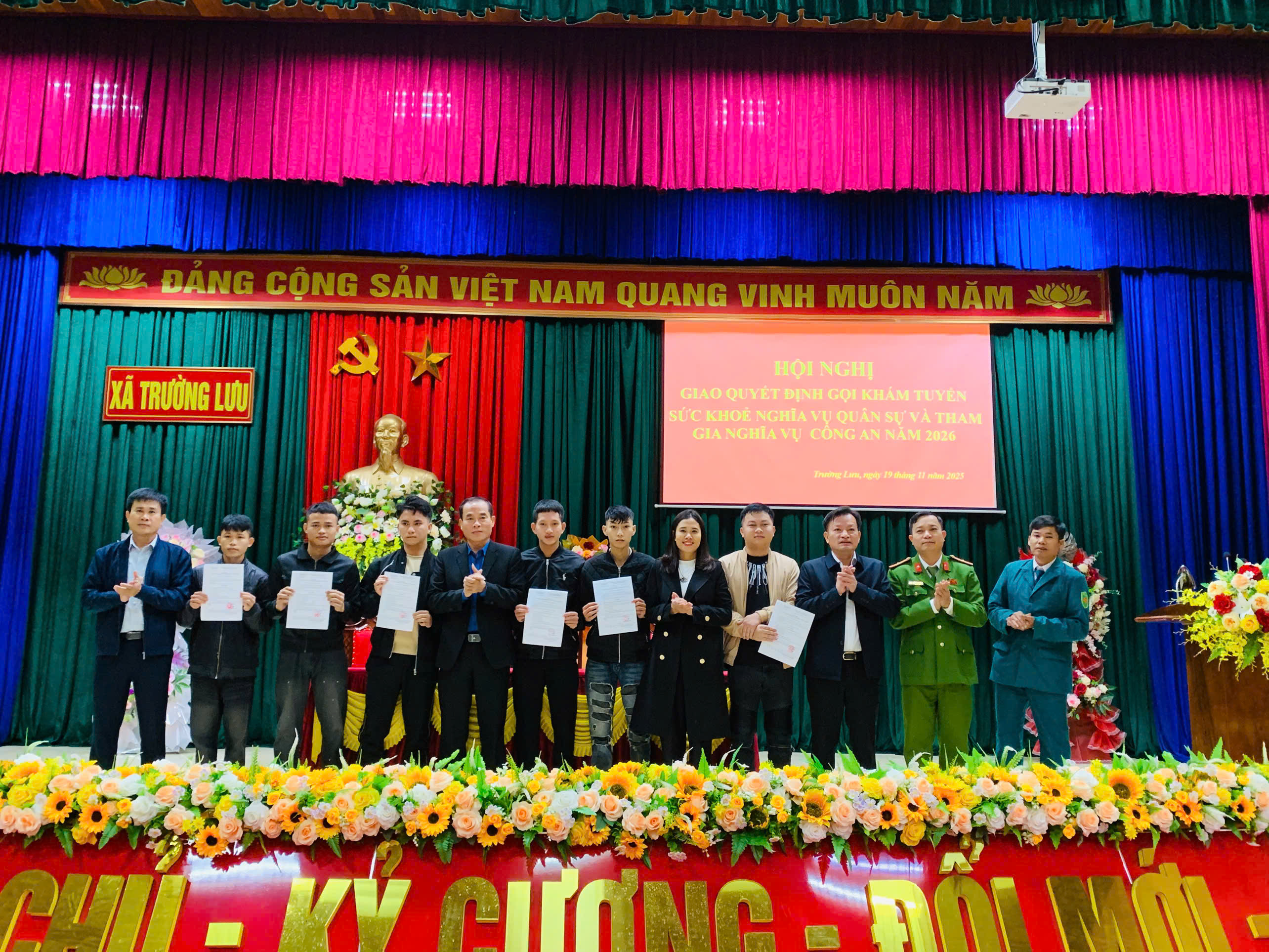 xã Trường Lưu tổ chức giao Quyết định gọi khám tuyển sức khỏe nghĩa vụ quân sự và nghĩa vụ công an năm 2026