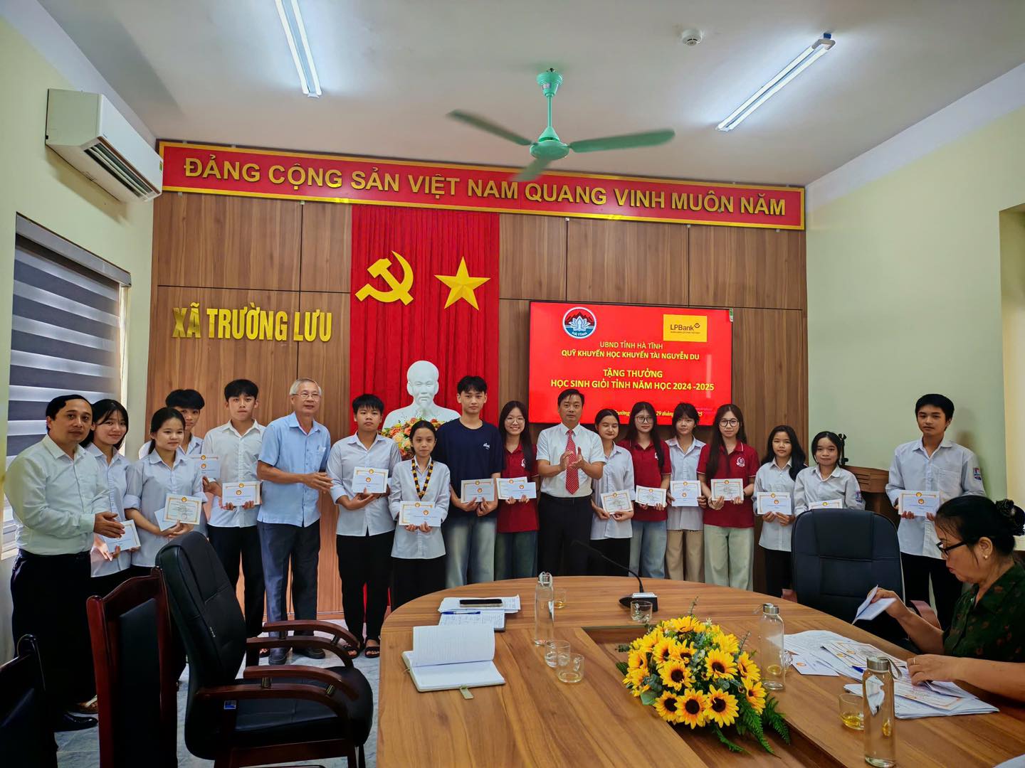 Hội Khuyến học tỉnh phối hợp xã Trường Lưu trao thưởng cho học sinh giỏi tỉnh và học sinh có hoàn cảnh khó khăn