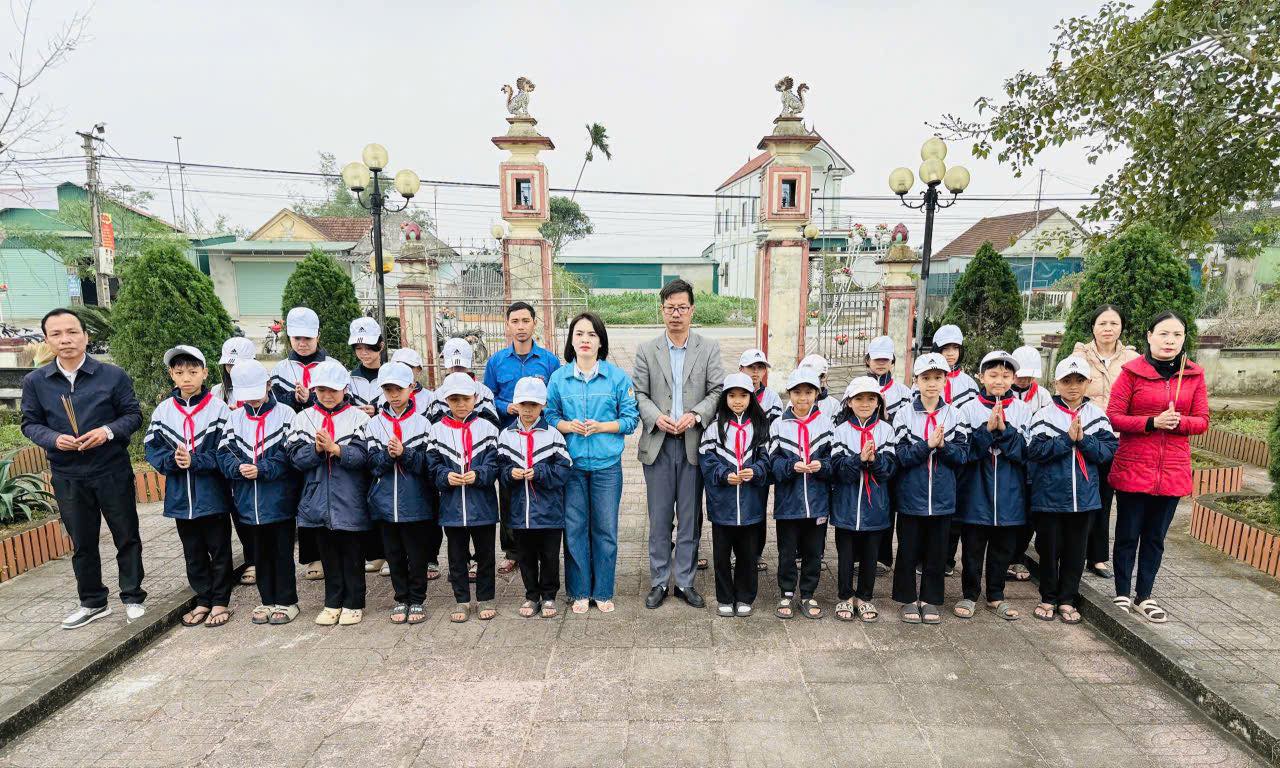 Trường THCS Trà Linh và Liên đội phối hợp với Đoàn xã Trường Lưu lao động và tặng quà các hộ khó khăn