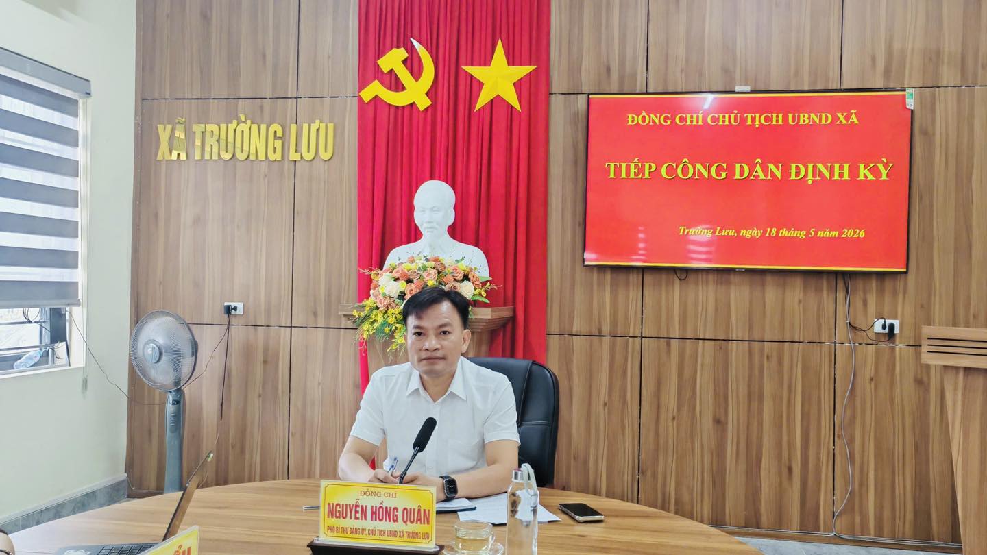 Đồng chí Chủ tịch UBND xã tiếp công dân định kỳ tháng 5