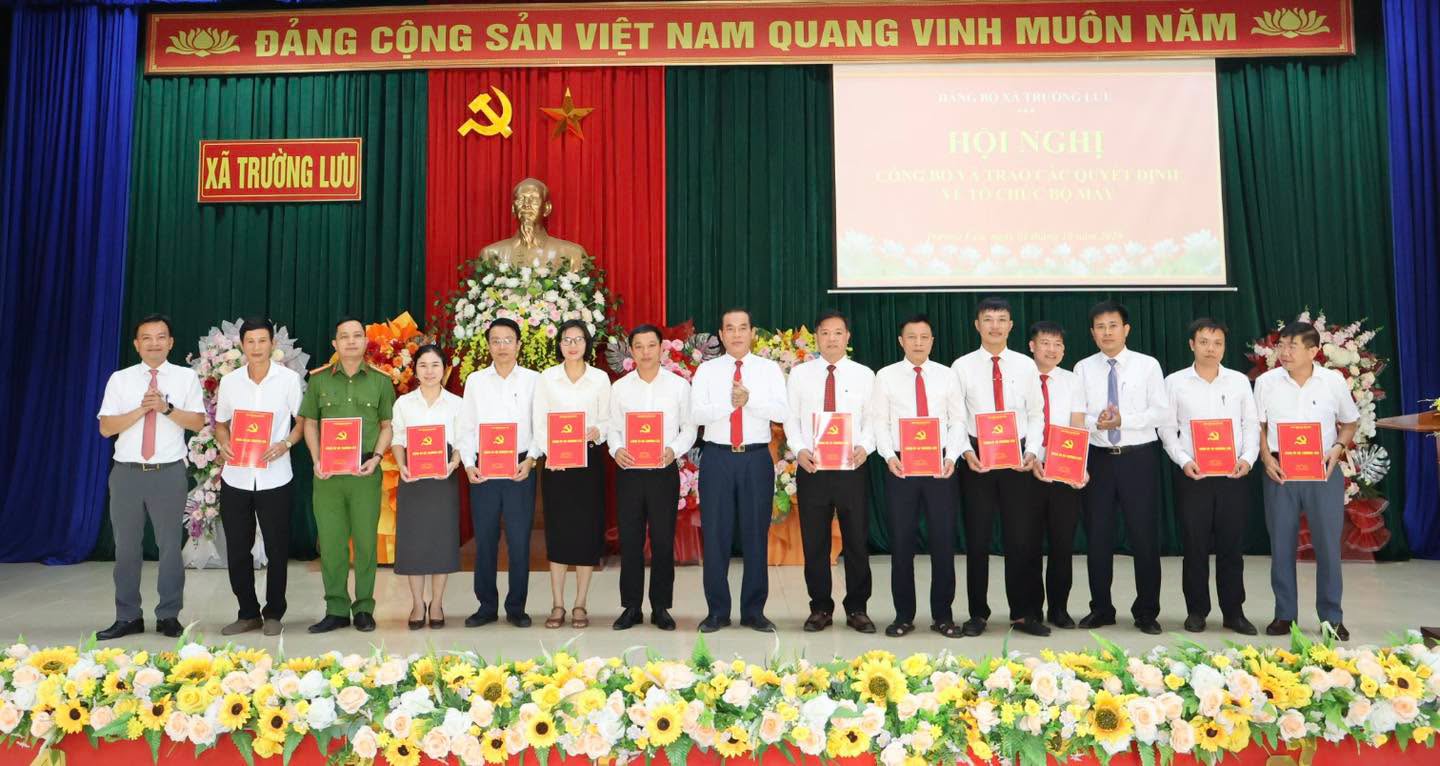 Đảng ủy xã Trường Lưu tổ chức Lễ chào cờ tháng 10, triển khai nhiệm vụ trọng tâm và phát động ủng hộ Quỹ “Vì người nghèo” năm 2026