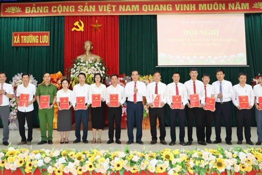 Đảng ủy xã Trường Lưu tổ chức Lễ chào cờ tháng 10, triển khai nhiệm vụ trọng tâm và phát động ủng hộ Quỹ “Vì người nghèo” năm 2026