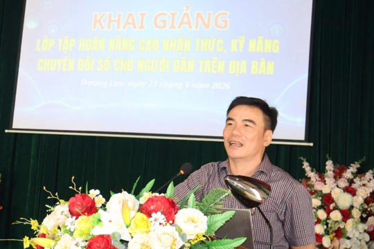 Xã Trường Lưu phối hợp tổ chức lớp tập huấn nâng cao nhận thức, kỹ năng chuyển đổi số cho người dân trên địa bàn xã.