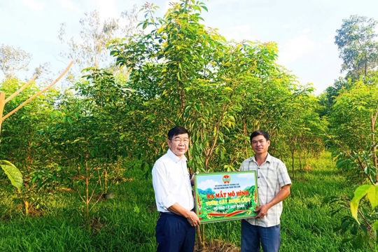 Hội Nông dân xã Trường Lưu tham quan, ra mắt các mô hình kinh tế tại thôn Trà Sơn. 