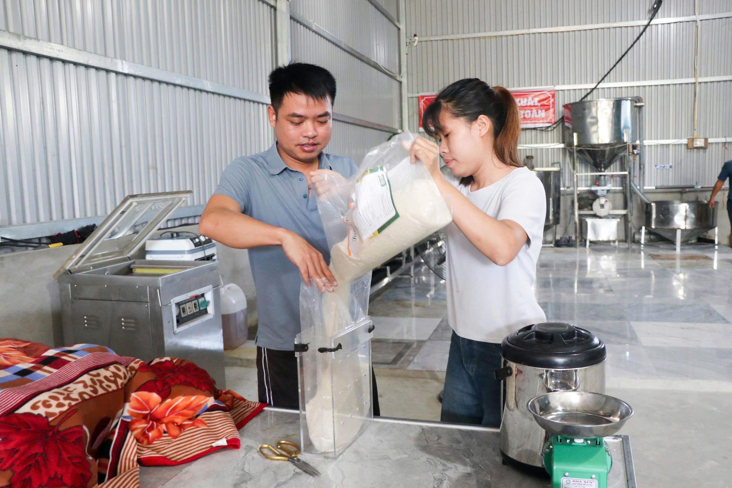 Từ thương hiệu “gạo sạch Toàn Phát” đến sản phẩm “bánh đa nem Toàn Phát” ở xã Trường Lưu