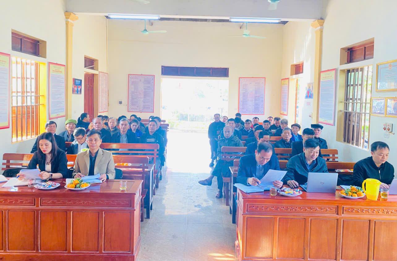 Thường trực Đảng ủy xã Trường Lưu làm việc với Chi bộ thôn Mật Thiết về định hướng nhiệm vụ trọng tâm thời gian tới.