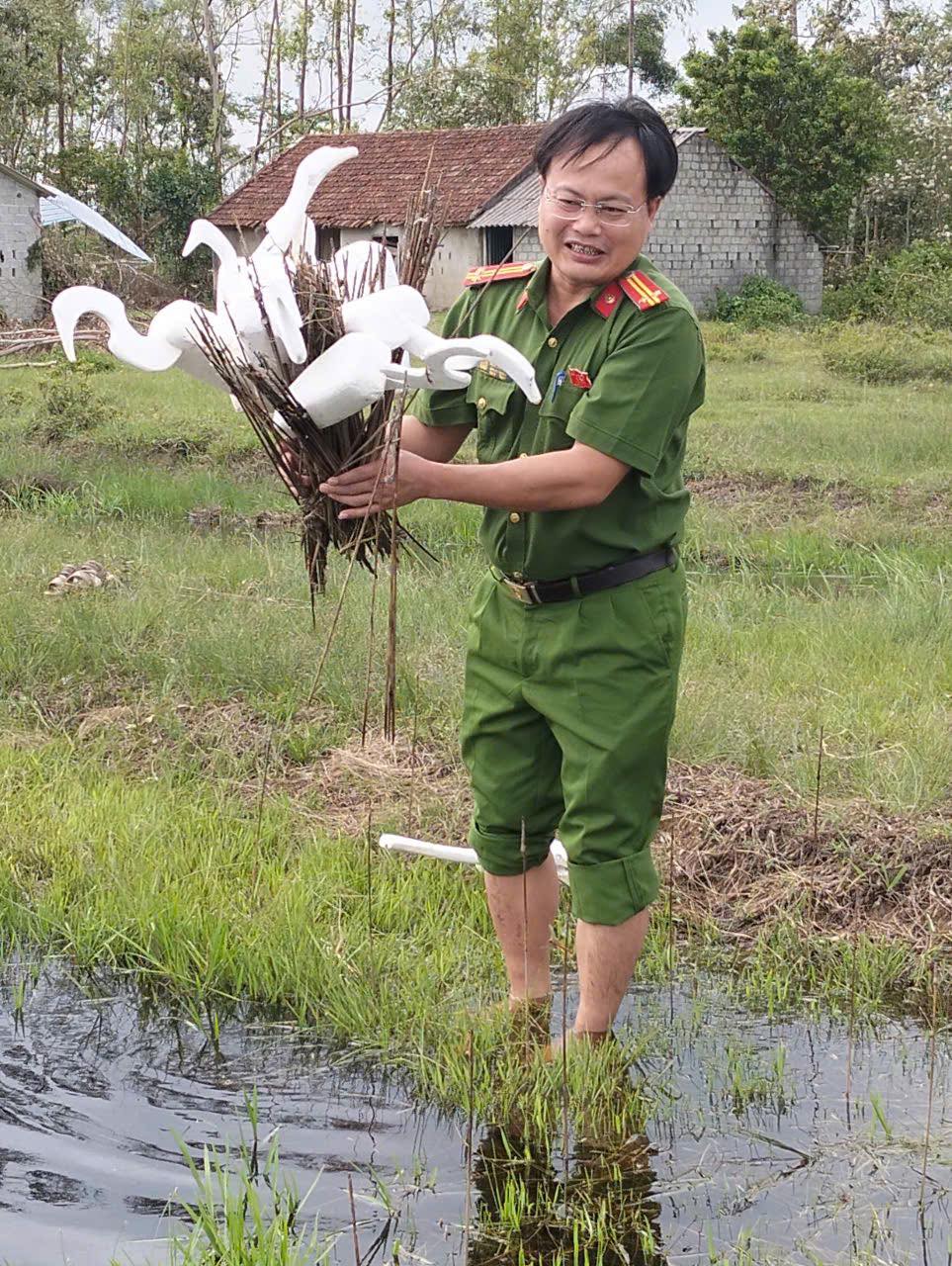 UBND xã Trường Lưu, phối hợp các lực lượng chức năng Hạt Kiểm Lâm Can Lộc, Công an xã Trường Lưu ra quân tịch thu các bẫy, đơm, dụng cụ đánh bắt chim trời và tiêu hủy theo quy định 
