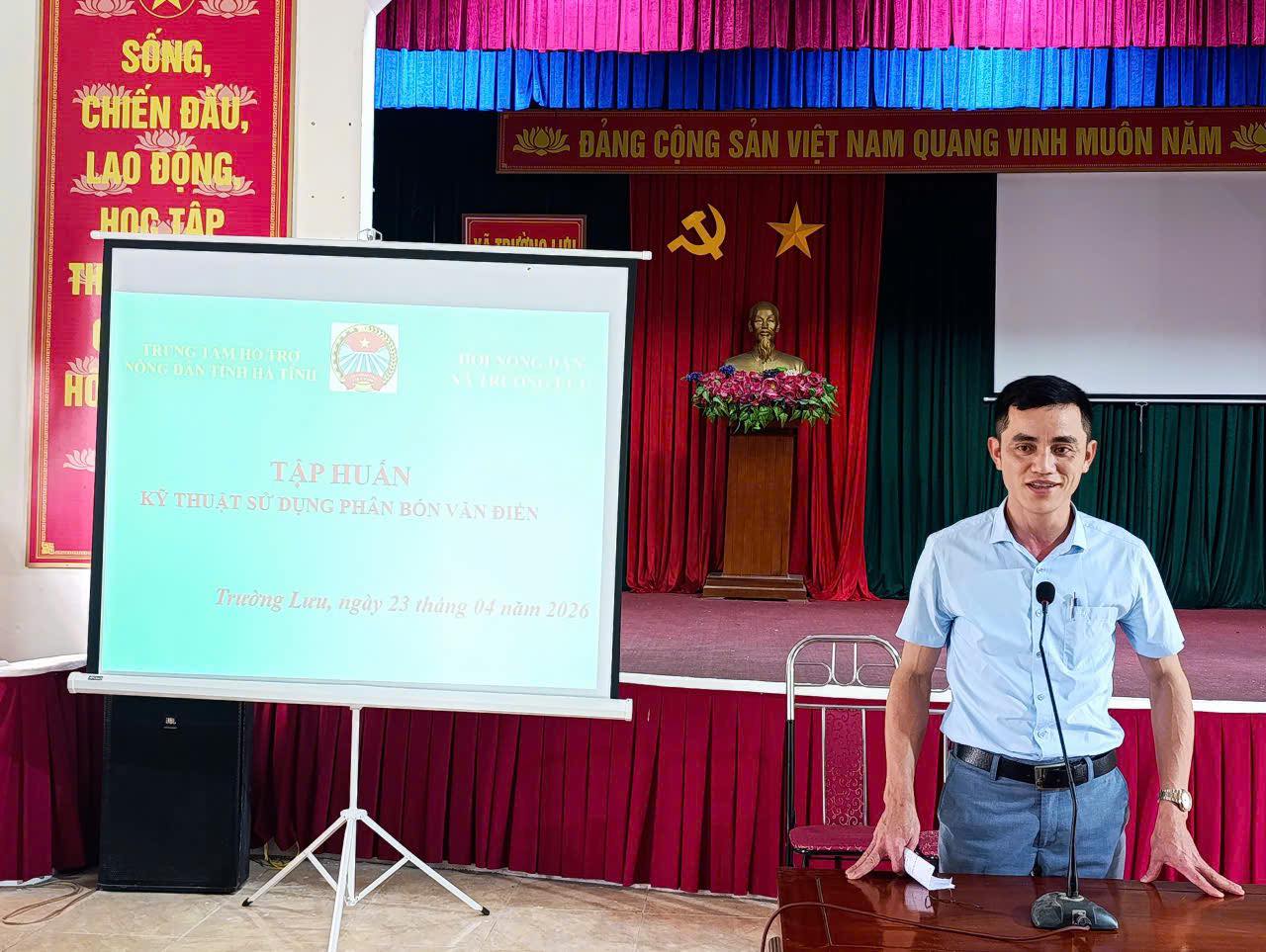 Hội Nông dân xã phối hợp với Trung tâm Hỗ trợ Nông dân tổ chức lớp tập huấn hướng dẫn sử dụng phân bón phục vụ sản xuất vụ hè thu năm 2026 