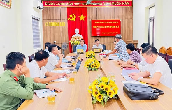 Đồng chí Bí thư Đảng ủy, Chủ tịch UBND xã tiếp công dân định kỳ