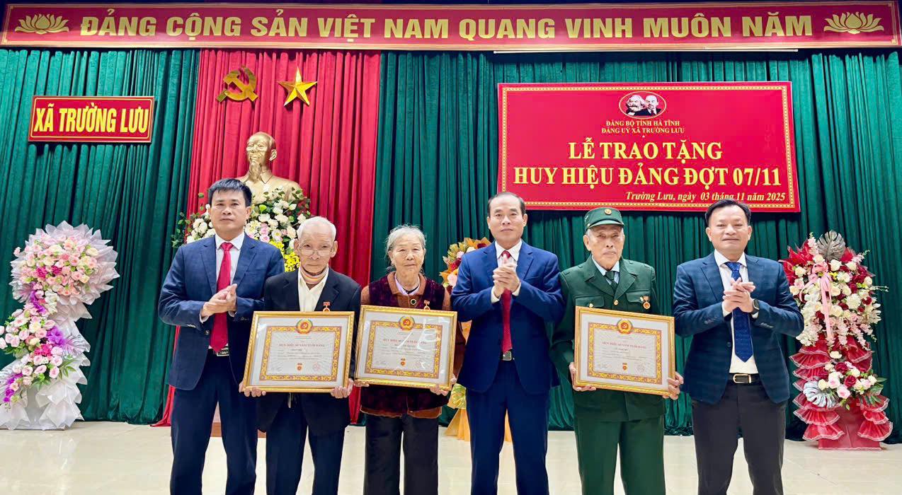 xã Trường Lưu tổ chức lễ trao tặng huy hiệu Đảng, đợt 07/11/2025 