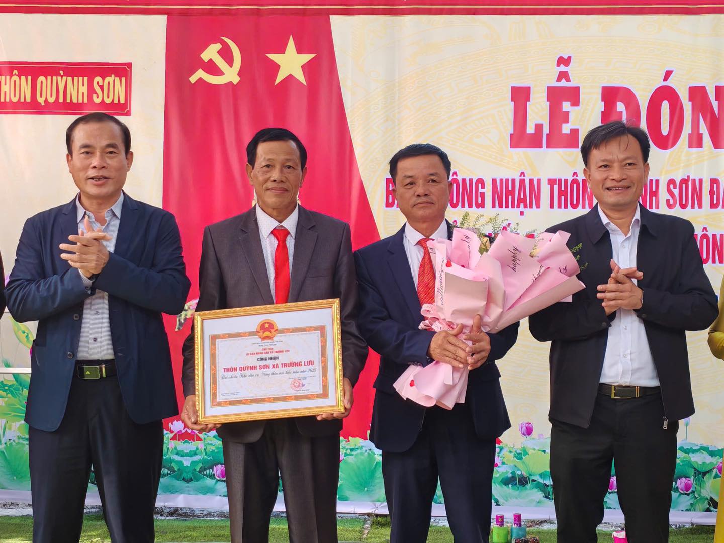 thôn Quỳnh Sơn tổ chức lễ đón bằng công nhận đạt chuẩn khu dân cư nông thôn mới kiểu mẩu 
