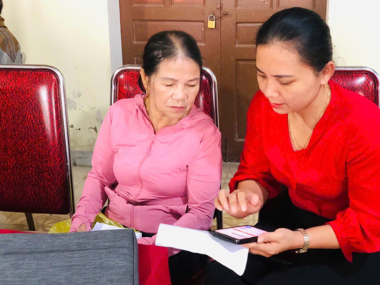 Hưởng ứng phong trào "Bình dân học vụ số" và "học tập số" tại thôn Đông Lam 