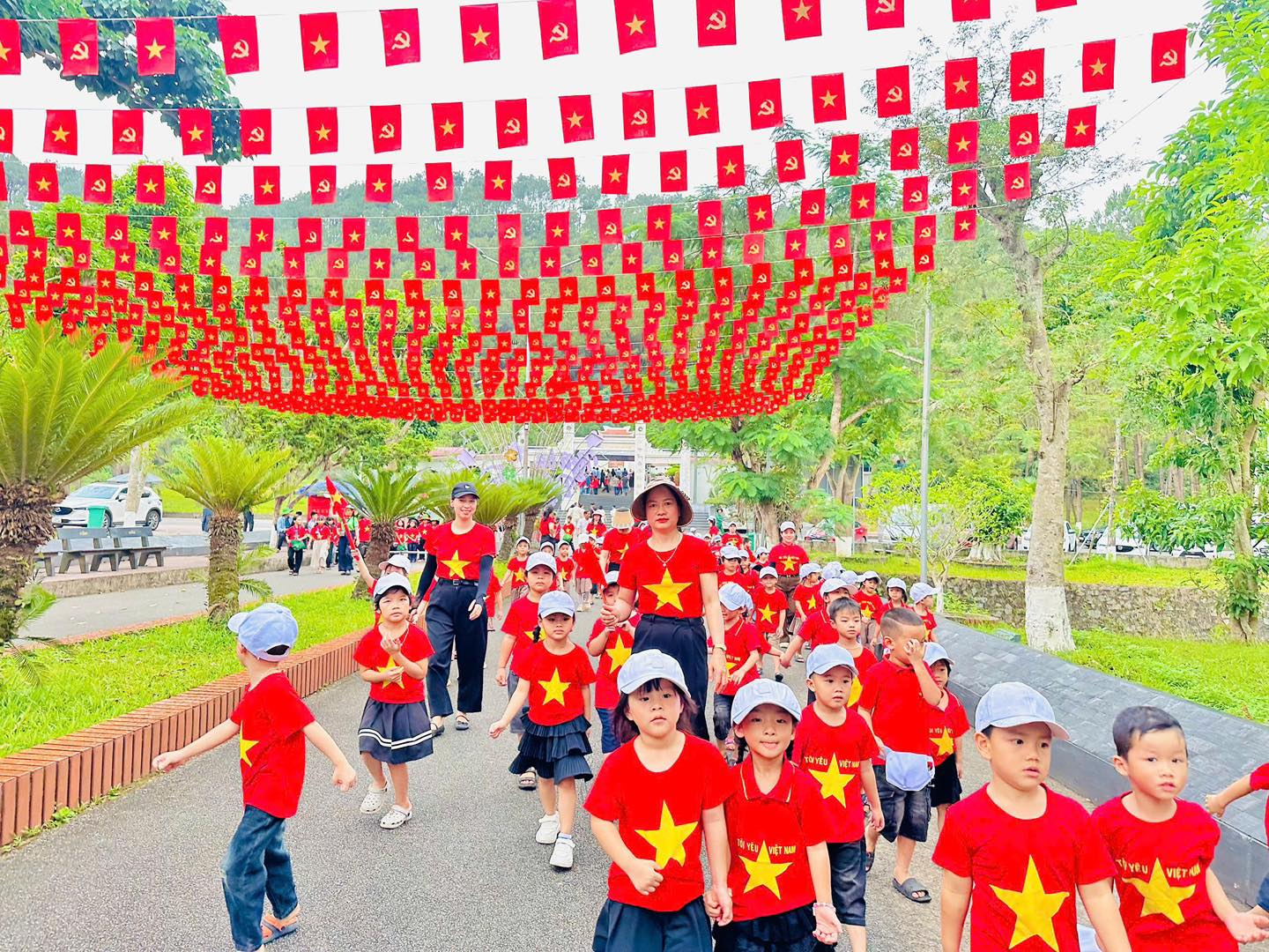 Trường Mầm non Phú Lộc đã tổ chức chuyến tham quan đầy ý nghĩa đến Ngã ba Đồng Lộc 