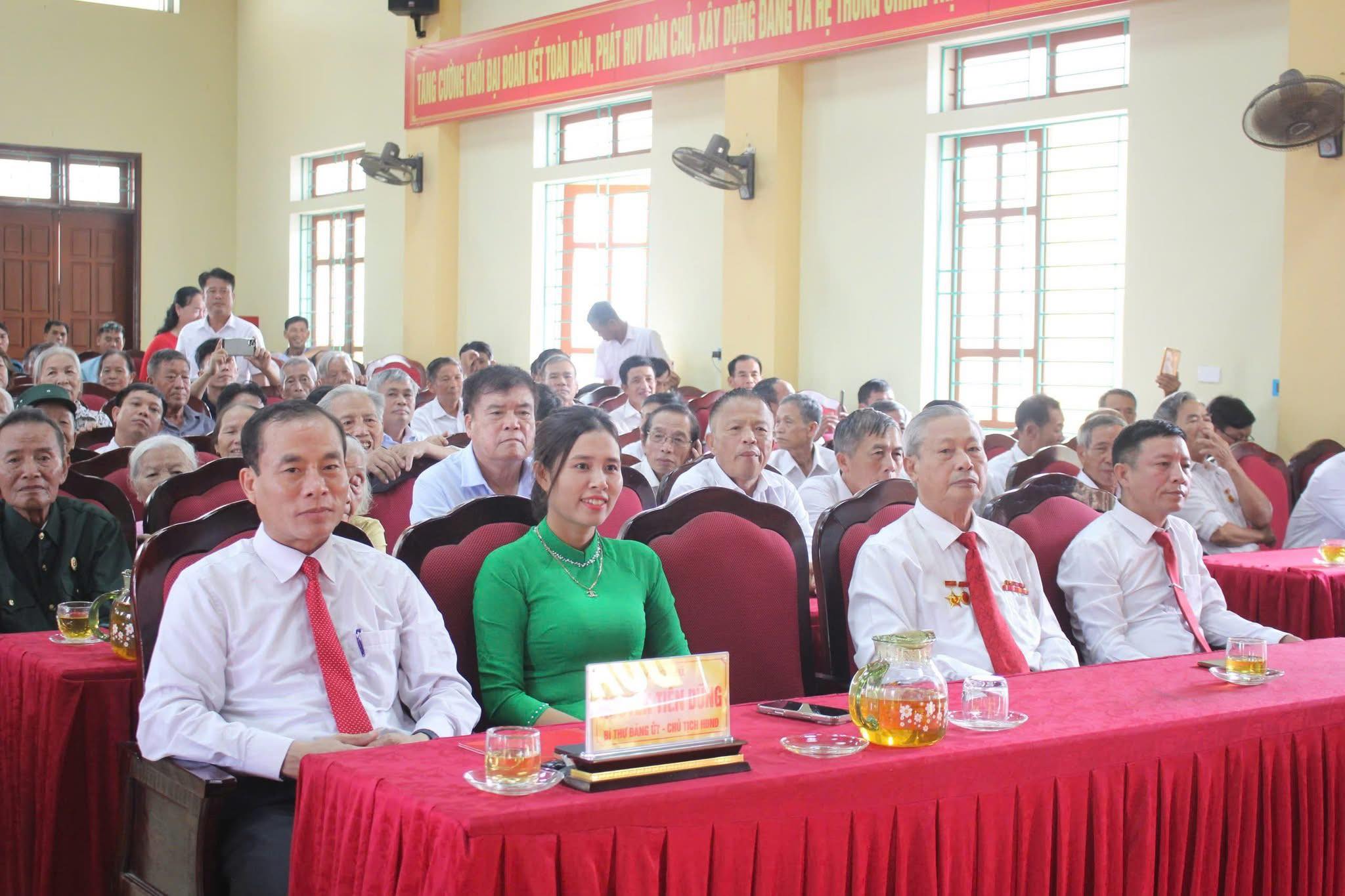 Xã Trường Lưu kỷ niệm 80 năm Cách mạng Tháng Tám và Quốc khánh 2/9; trao tặng huy hiệu Đảng dịp 2/9 