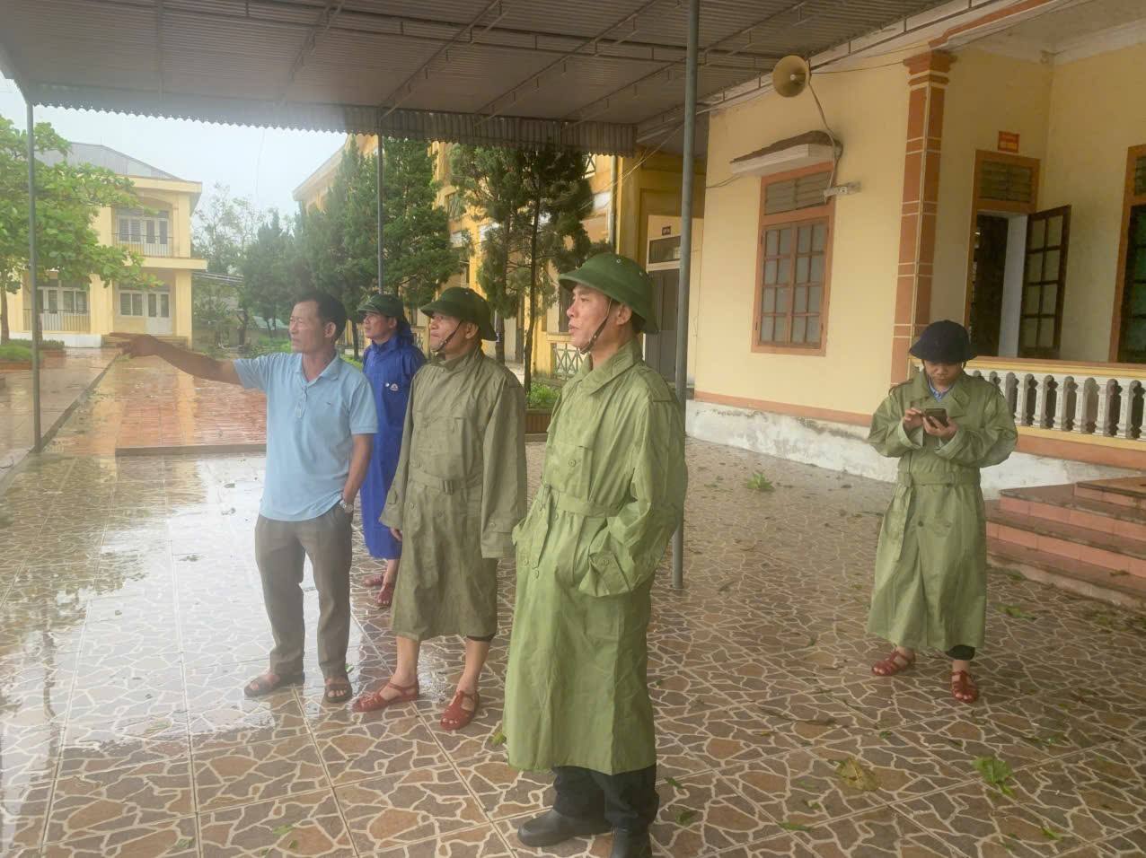 Lãnh đạo xã Trường Lưu kiểm tra chỉ đạo khắc phục sau bão số 10 