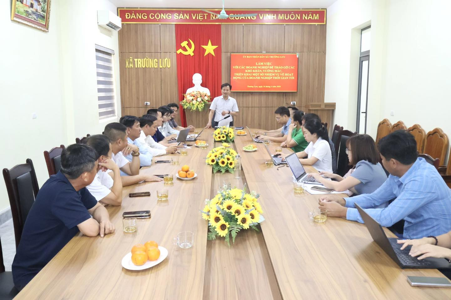Đồng chí Nguyễn Hồng Quân, Chủ tịch UBND xã Trường Lưu làm việc với các doanh nghiệp trên địa bàn.