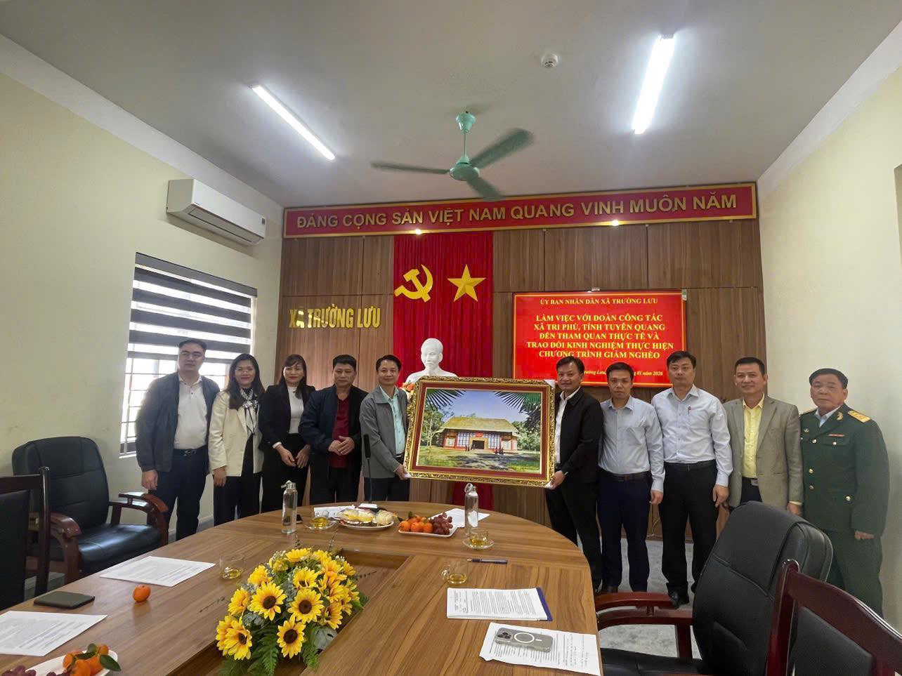 Đoàn công tác xã Tri Phú, tỉnh Tuyên Quang tham quan, thực tế tại xã Trường Lưu 