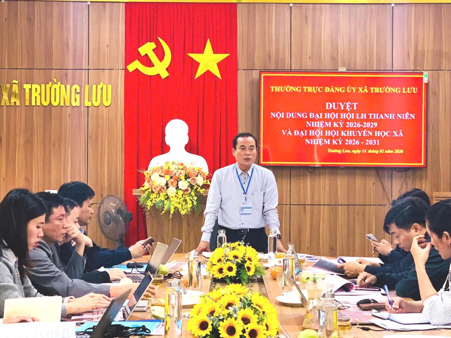 Thường trực Đảng ủy xã Trường Lưu duyệt nội dung đại hội hội liên hiệp thanh niên và hội khuyến học