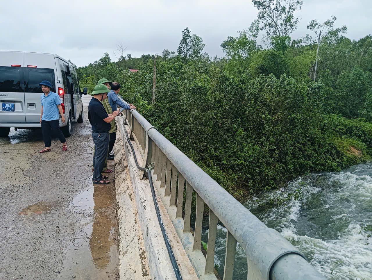 Lãnh đạo xã Trường Lưu kiểm tra các điểm xung yếu, vận động nhân dân di dời đến nơi an toàn 