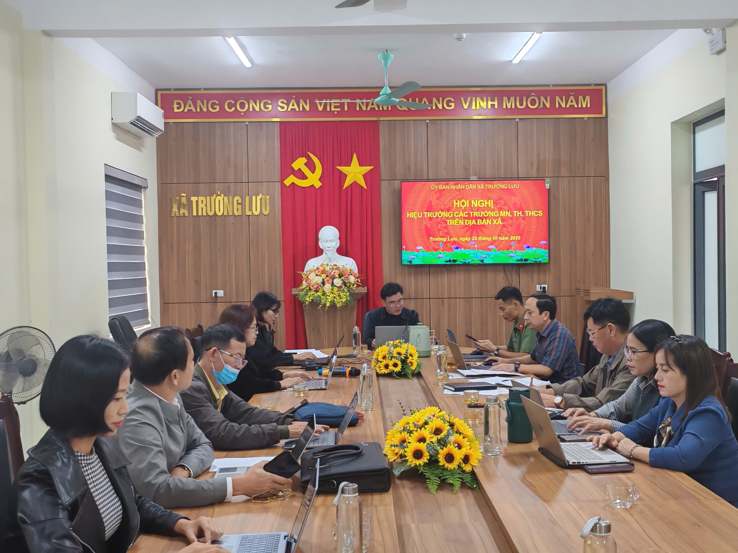 UBND xã Trường Lưu tổ chức hội nghị Quán triệt một số nội dung trọng tâm đã triển khai thực nhiệm vụ năm học 2025-2026 từ đầu năm đến nay