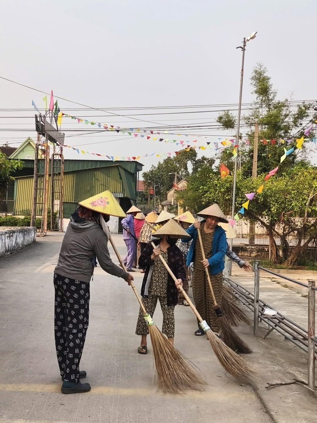 Ủy ban MTTQ và các tổ chức chính trị - xã hội xã Trường Lưu ra quân xây dựng Nông thôn mới